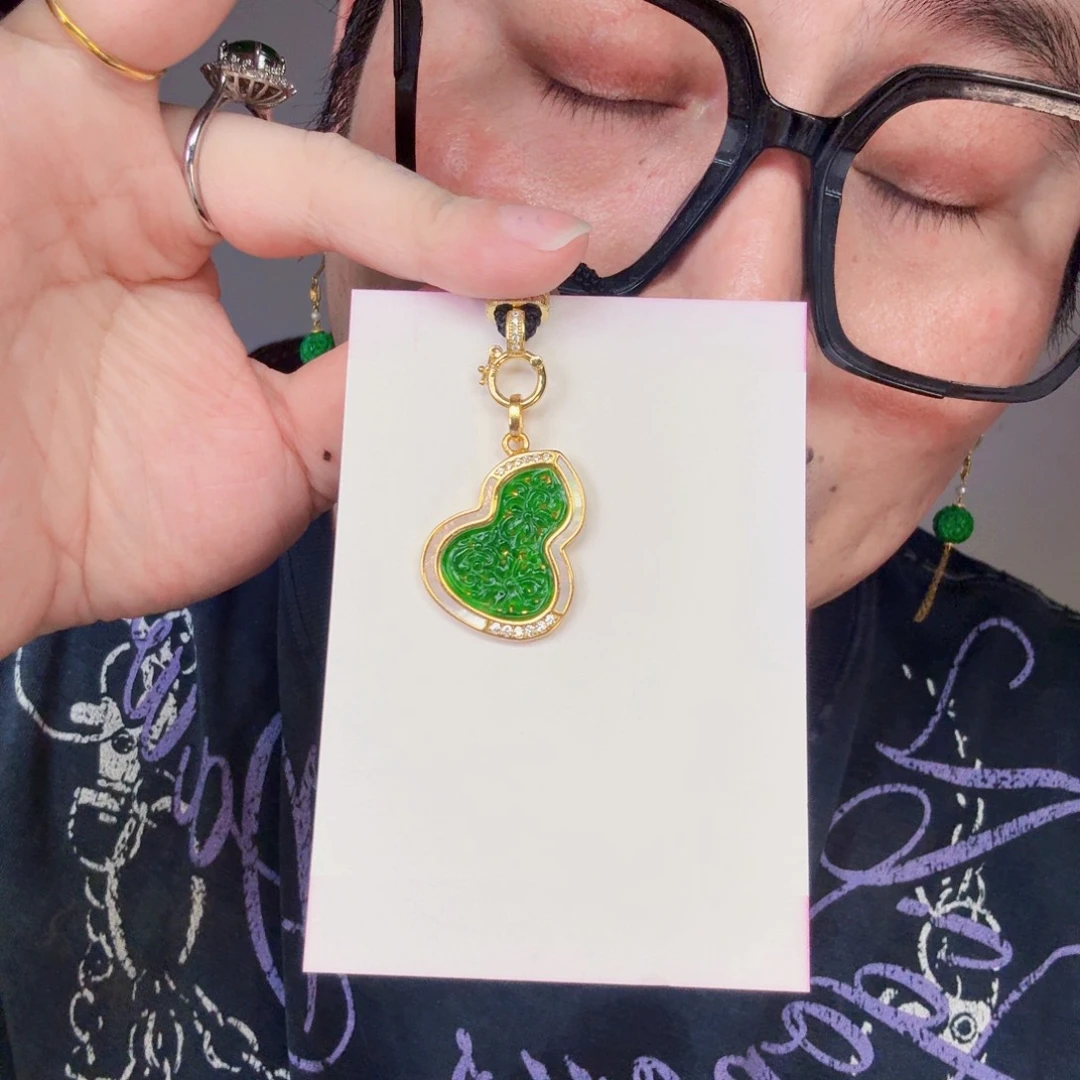 翡翠未镶嵌颈饰一件