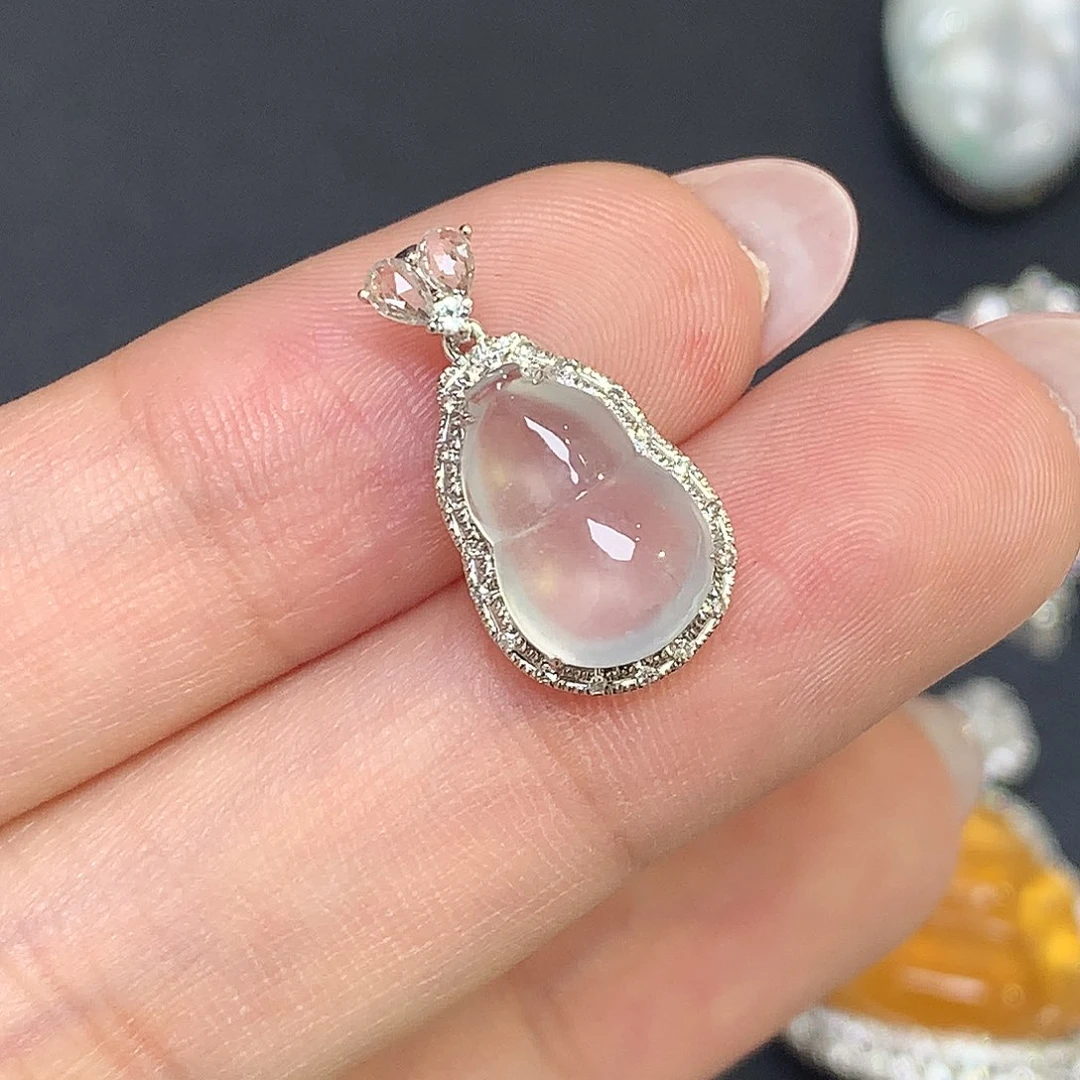 翡翠18K金镶嵌颈饰葫芦