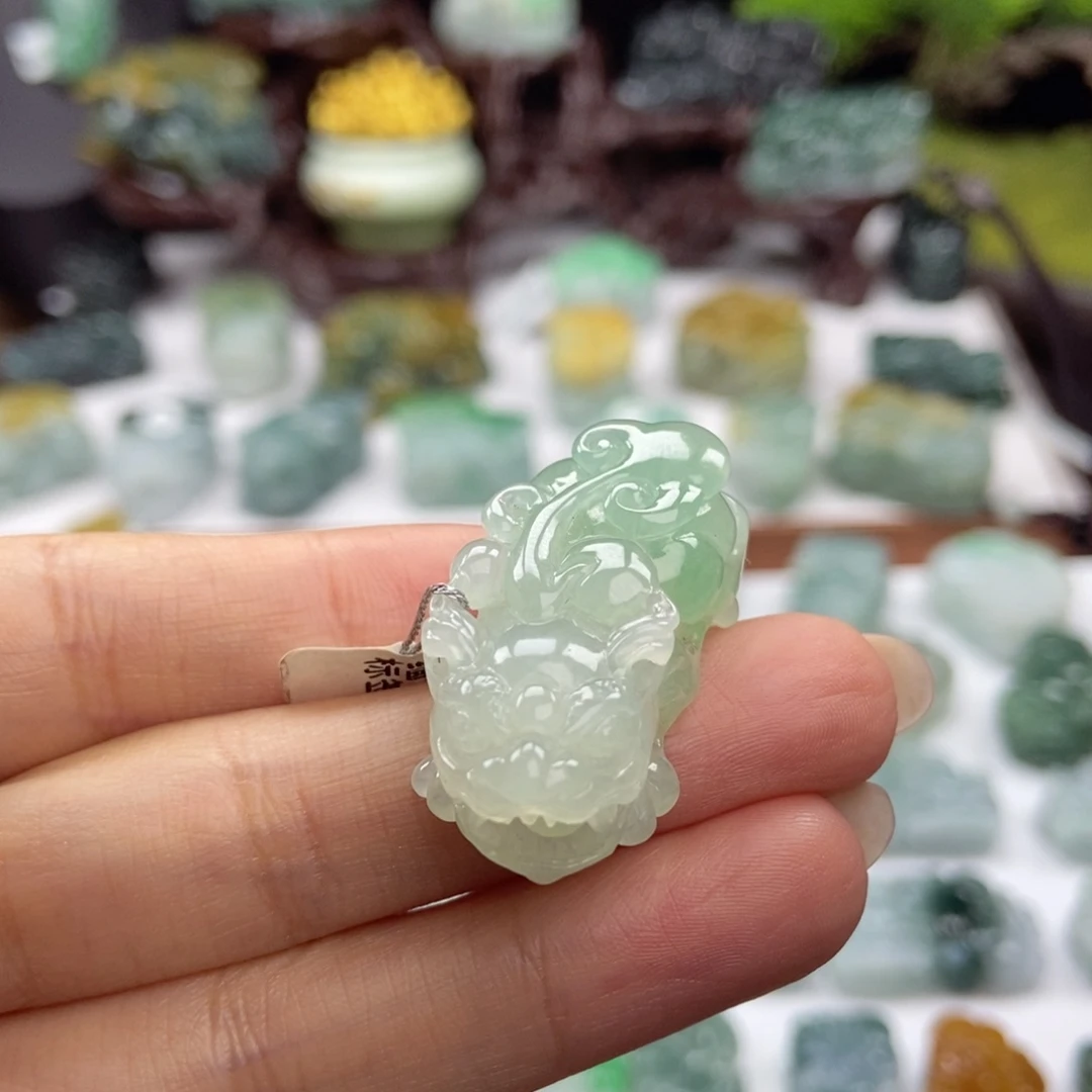 翡翠未镶嵌颈饰A29 冰果绿含珠貔貅