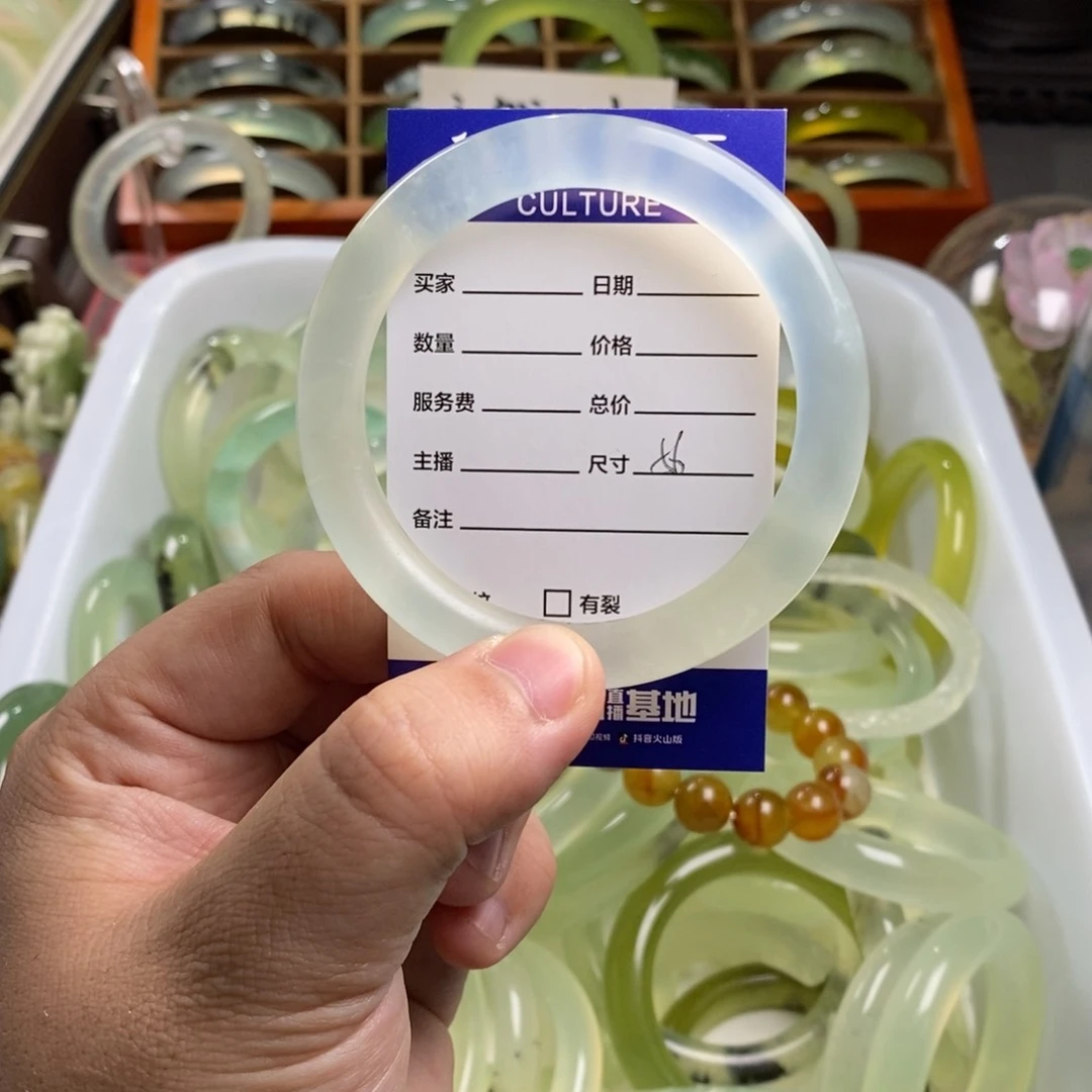 蛇纹石玉手镯未镶嵌有****士