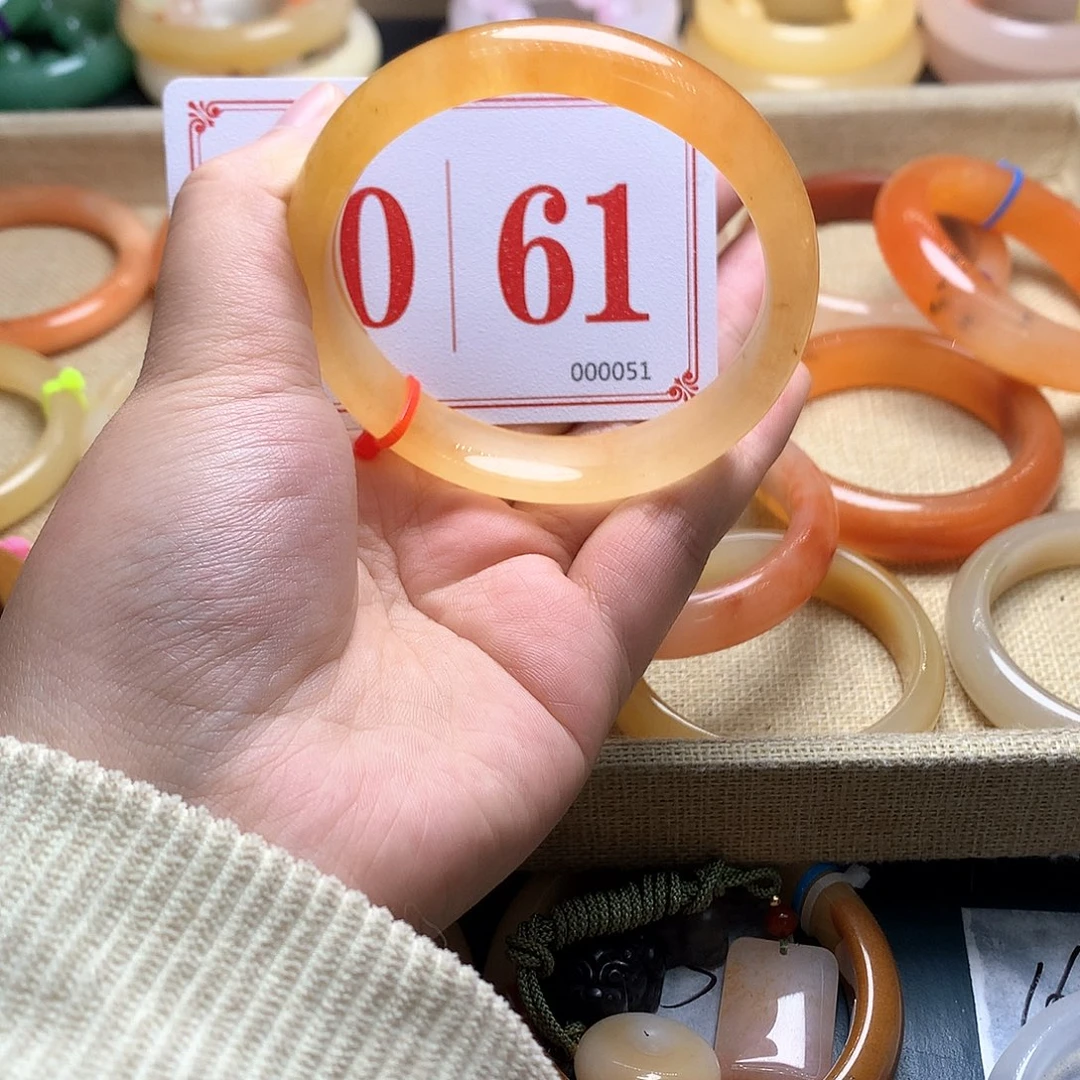 未镶嵌石英质玉（黄龙玉）手镯