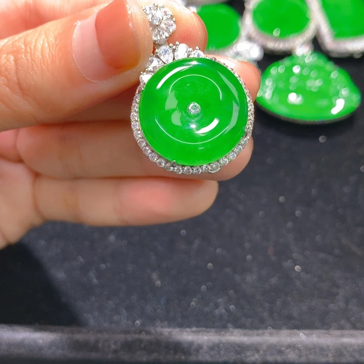 翡翠银S925镶嵌颈饰一个