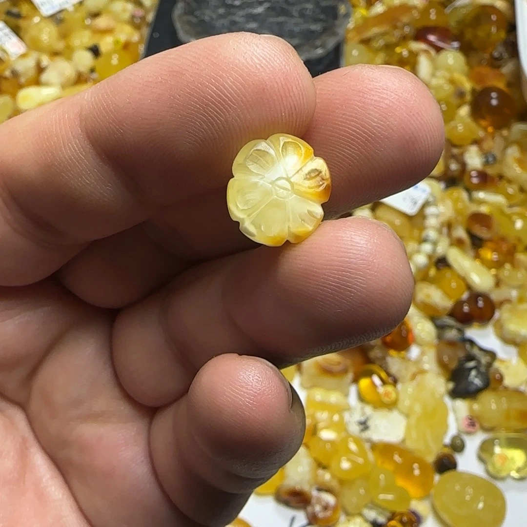 琥珀未镶嵌裸石0.65克