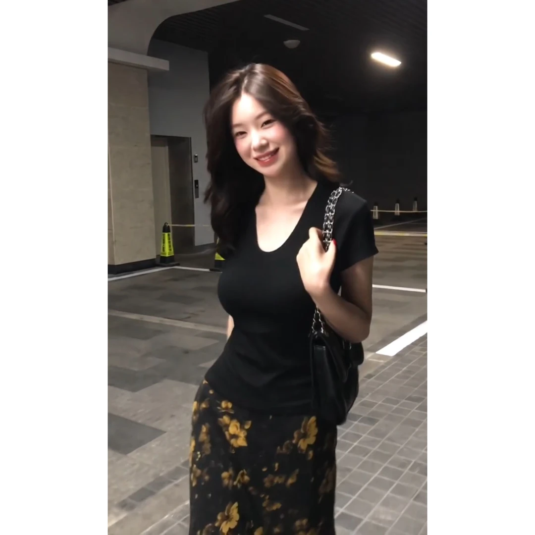 MARIE.COCO法式轻熟V领修身显瘦黑色短袖上衣搭配碎花半身裙套装