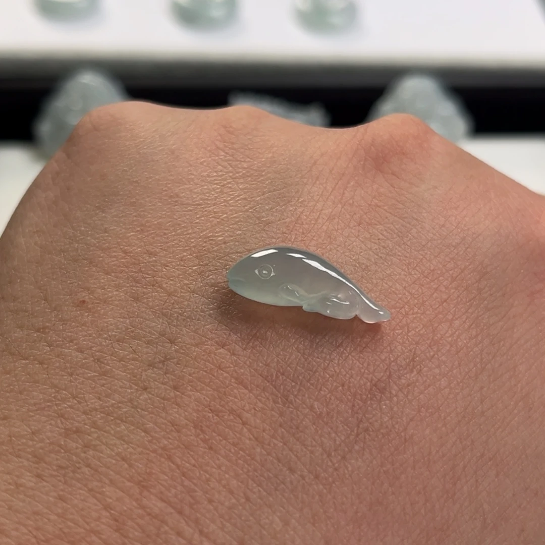 翡翠未镶嵌颈饰裸石鲸鱼