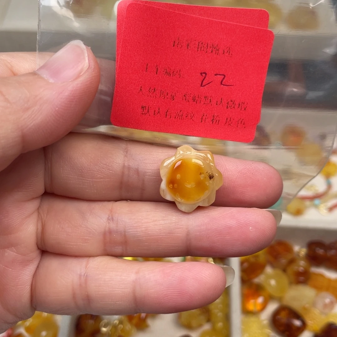 琥珀未镶嵌裸石22，微瑕