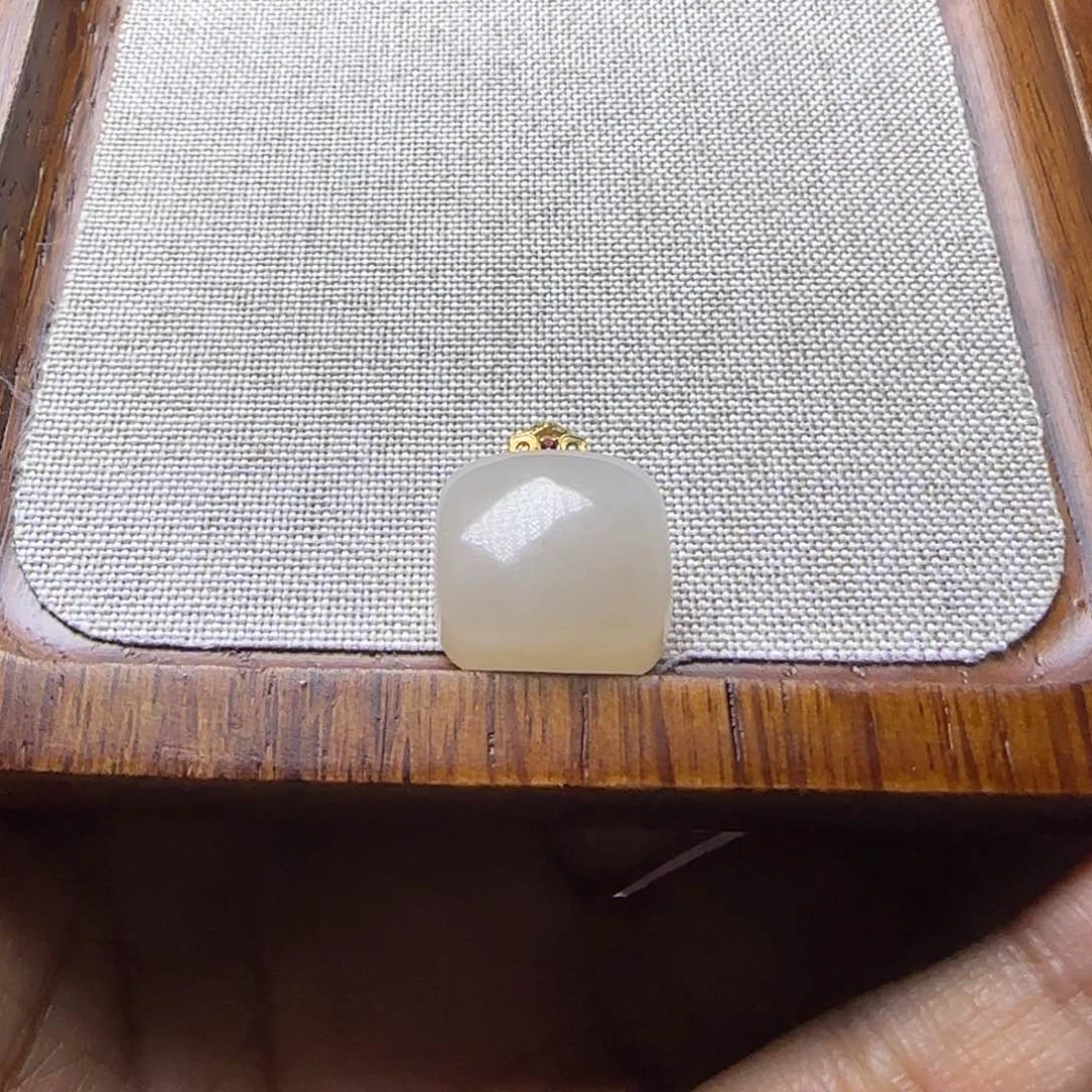 颈饰18K金镶嵌和田玉等**?