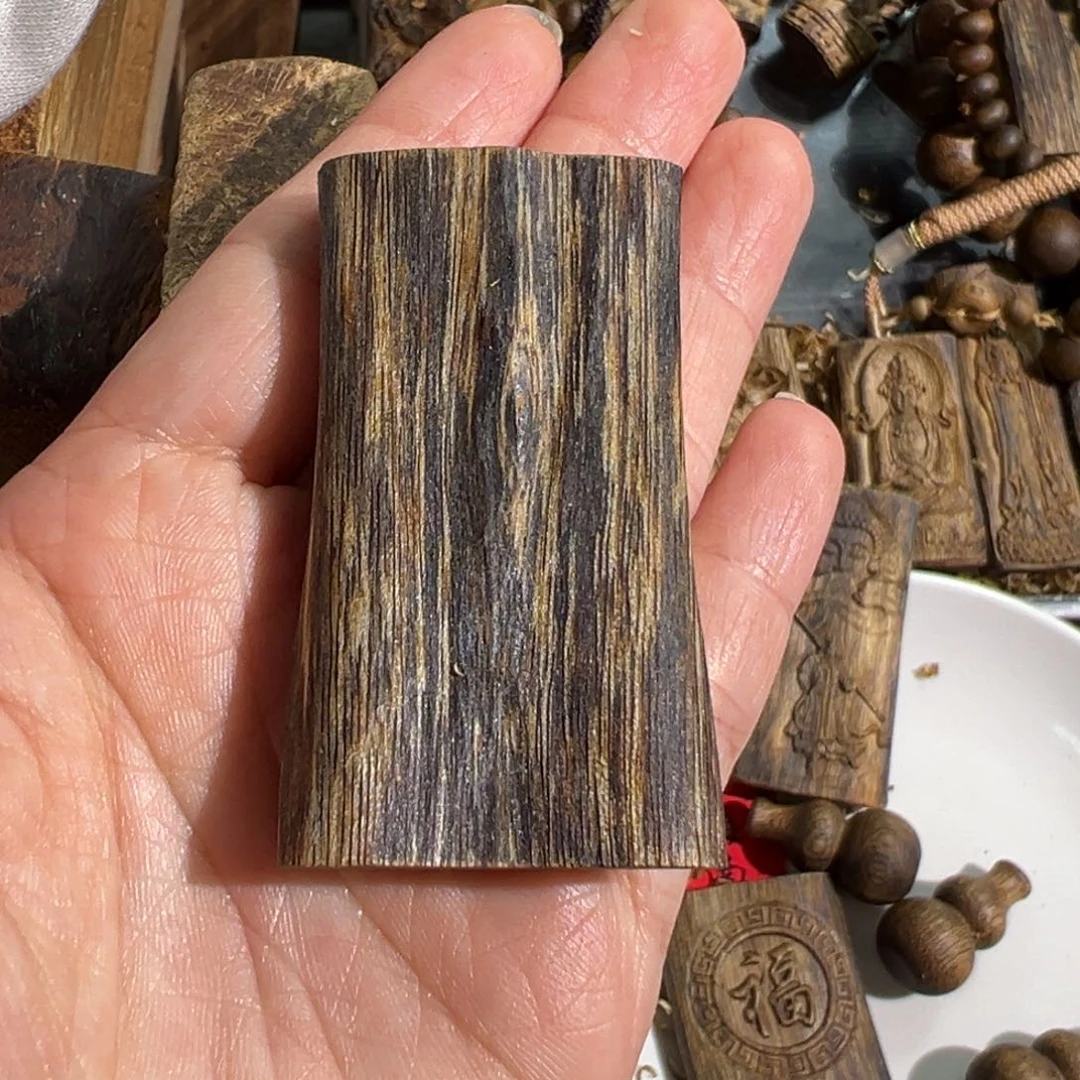 沉香吊坠绿奇楠吊坠9.3克