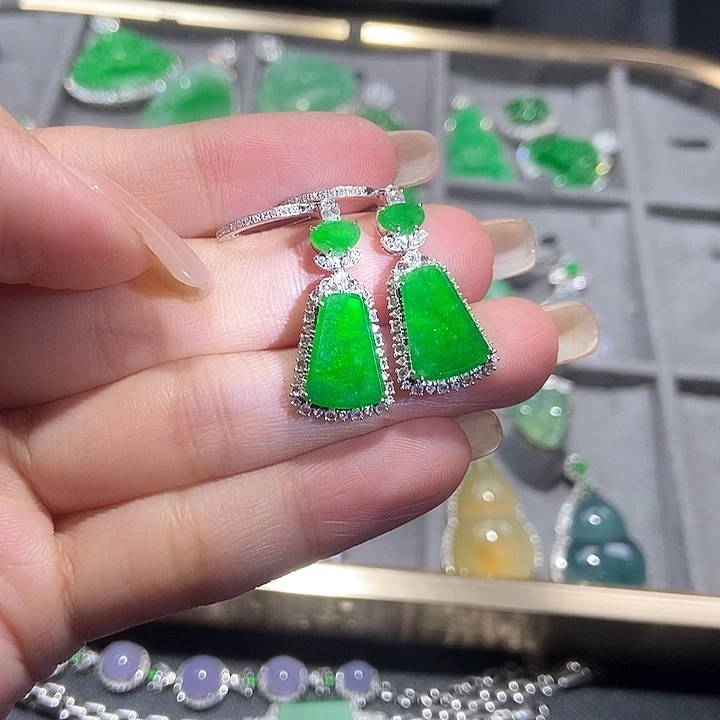 颈饰18K金镶嵌翡翠