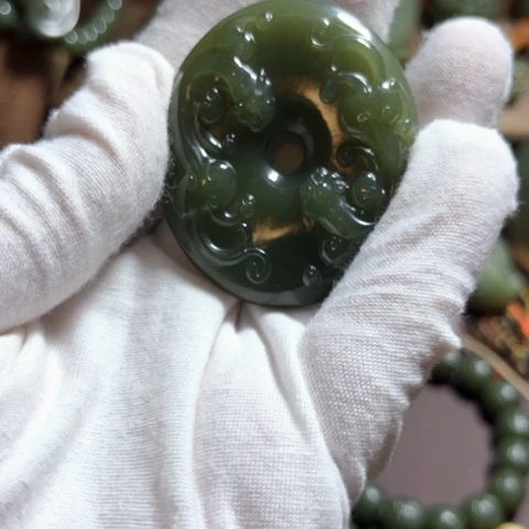 和***财未镶嵌岫岩河磨玉（透闪石质玉）挂件
