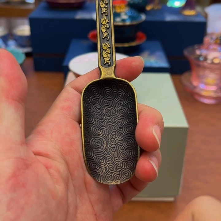 瓷片花花绿绿地开满花