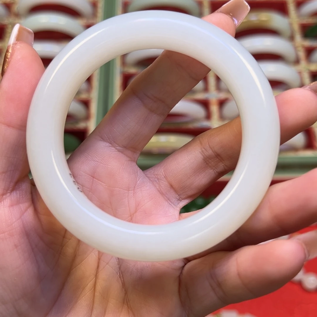 又***又和田玉手镯未镶嵌