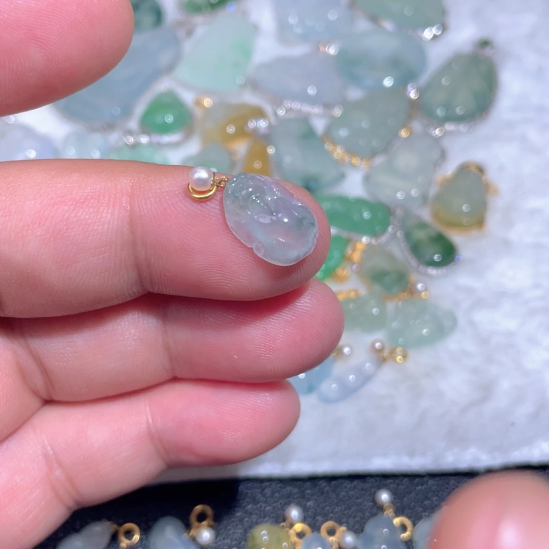 翡翠18K金镶嵌颈饰