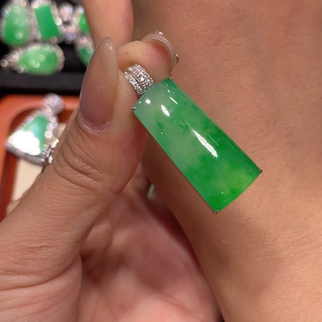 颈饰18K金镶嵌翡翠吊坠