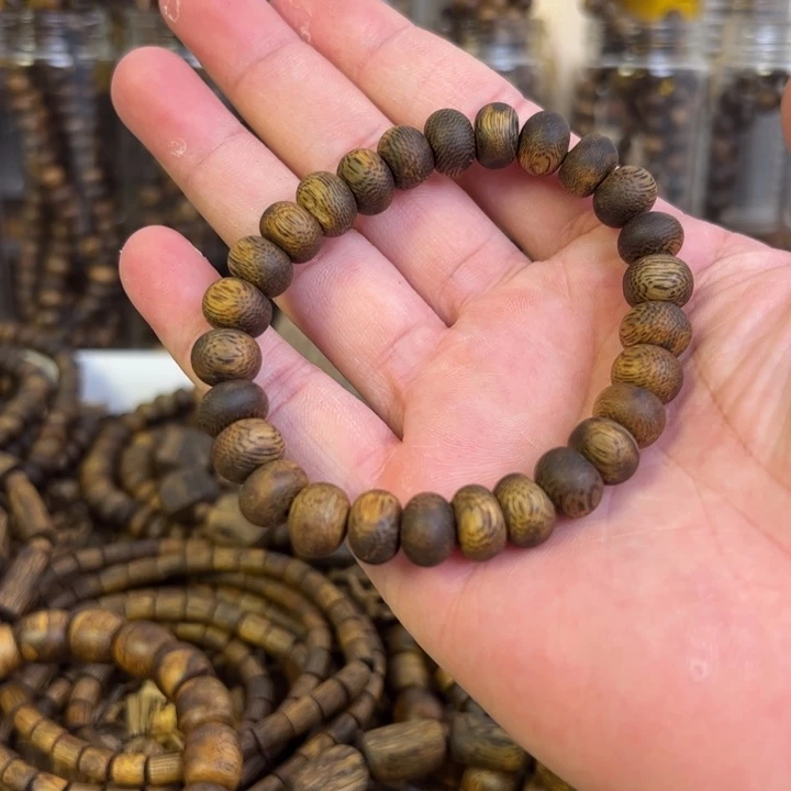 沉香手串乌身圆叶手串