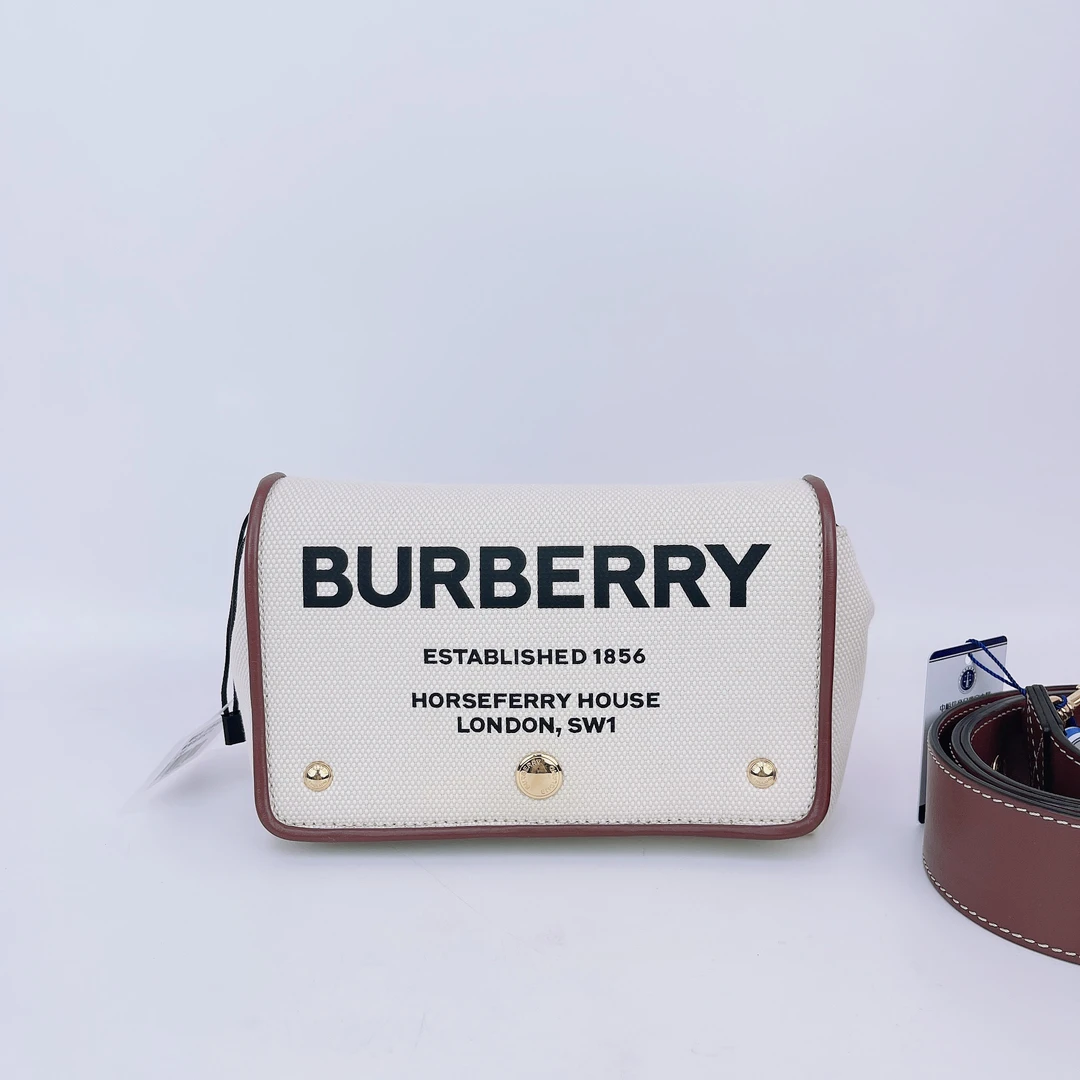 95新 BURBERRY/博柏利 博柏利 白色帆布单肩包底长19 E181