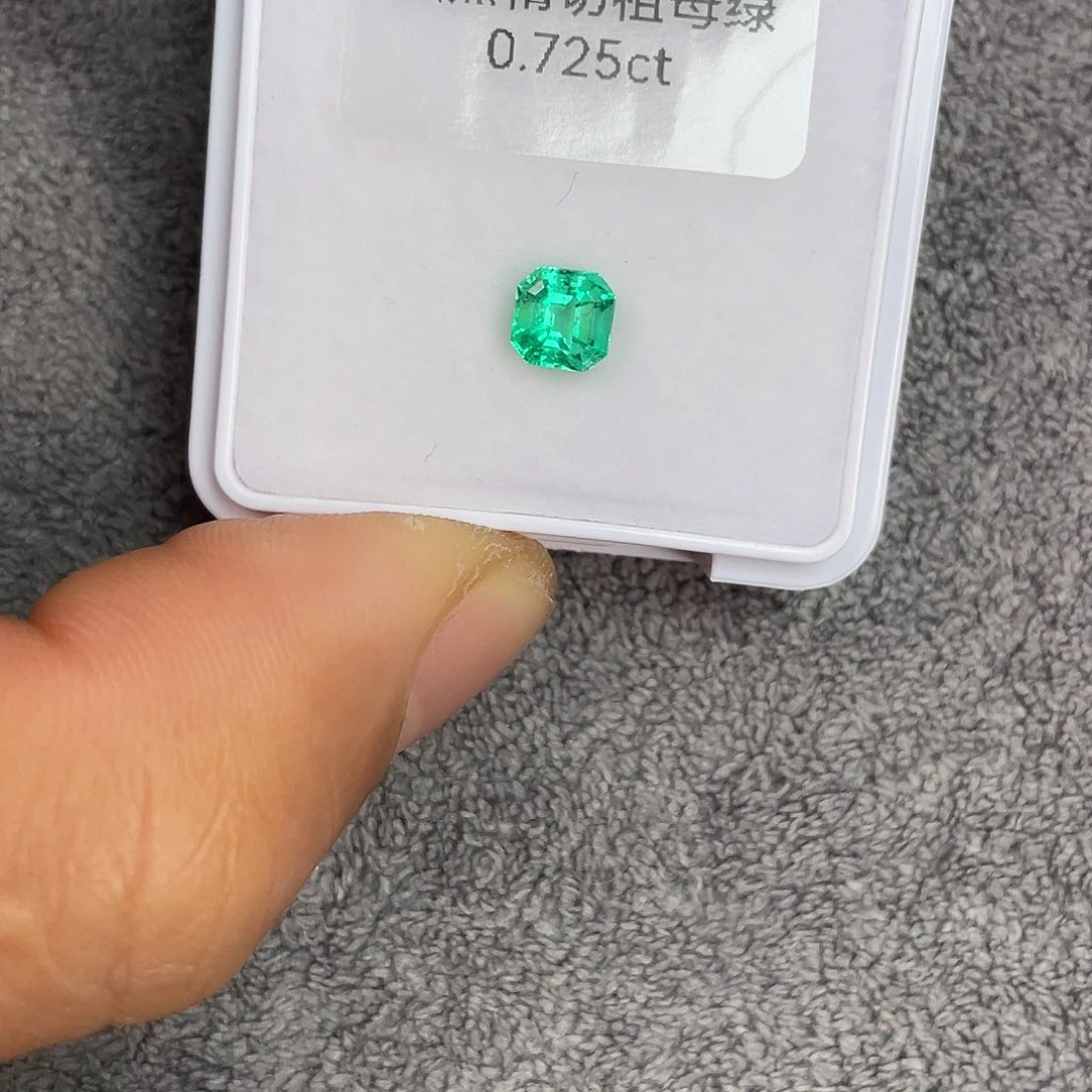 祖母绿裸石未镶嵌0.725Ct。