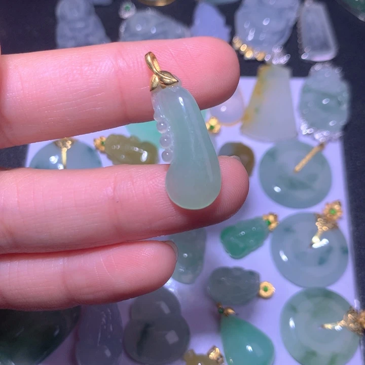 翡翠18K金镶嵌颈饰翡翠