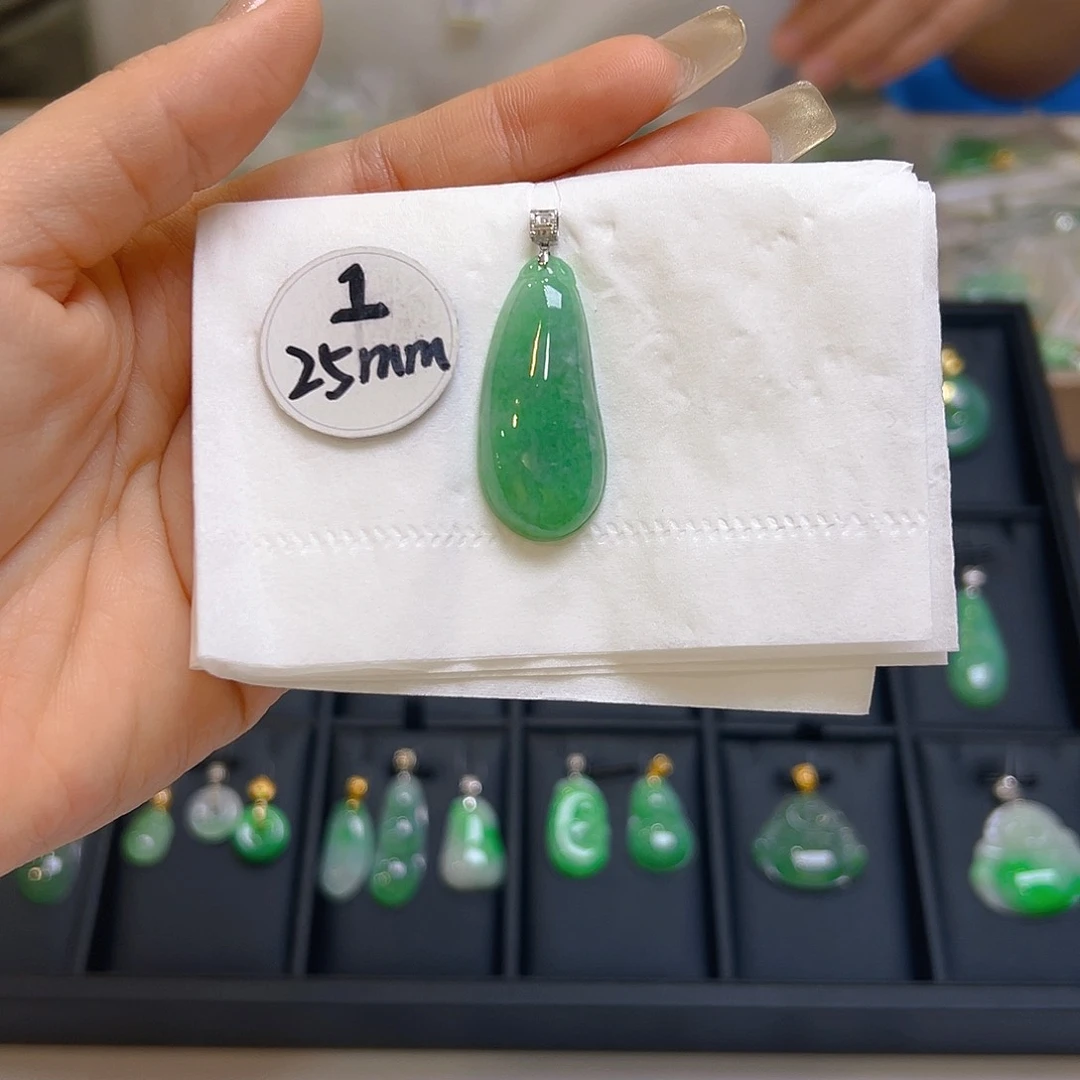 翡翠颈饰18K金镶嵌翡翠