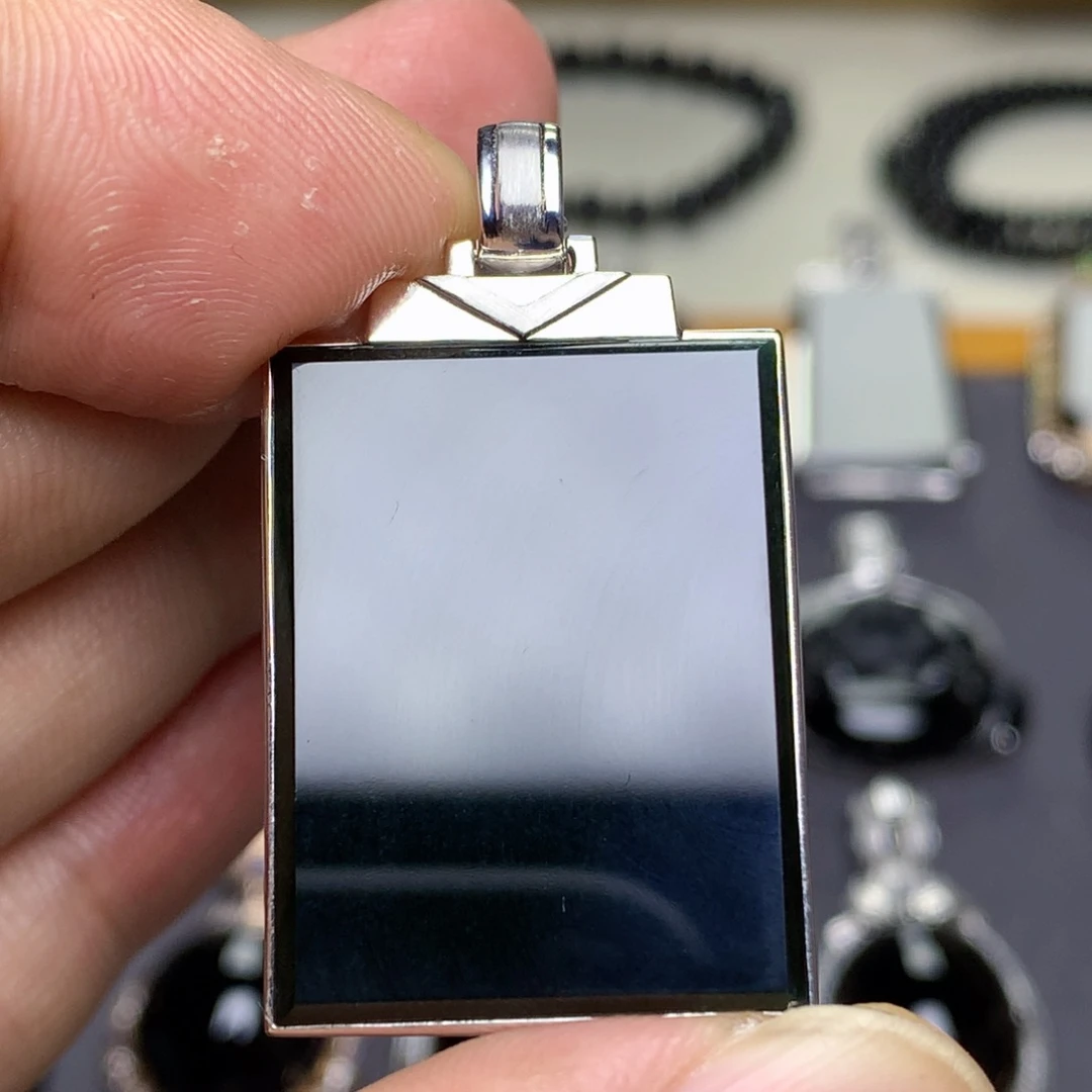 颈饰18K金镶嵌翡翠墨翠无事牌