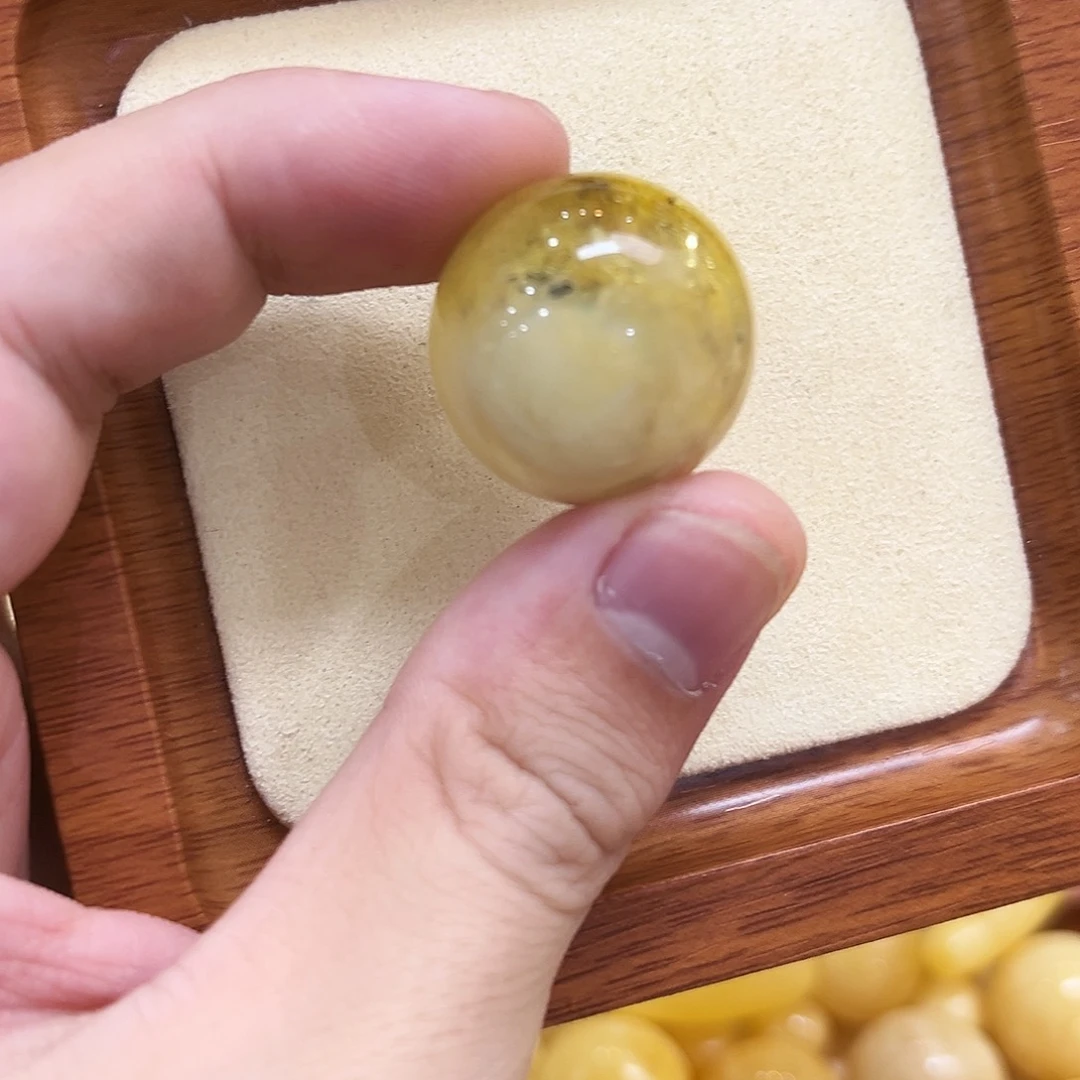 蜜蜡未镶嵌珠宝奇石