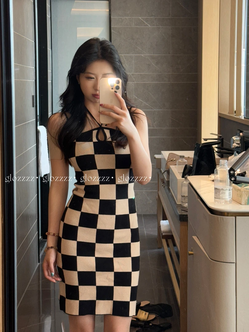 【Glozzzz】欧美性感棋盘格包臀针织短裙镂空挂脖吊带连衣裙L Q40