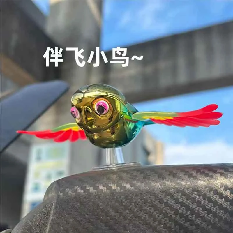 「翅膀会动」2025爆款伴飞鸟解压趣味玩具创意汽车摩托车电动车摆件
