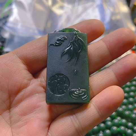 蛇纹石玉颈饰未镶嵌雨**子