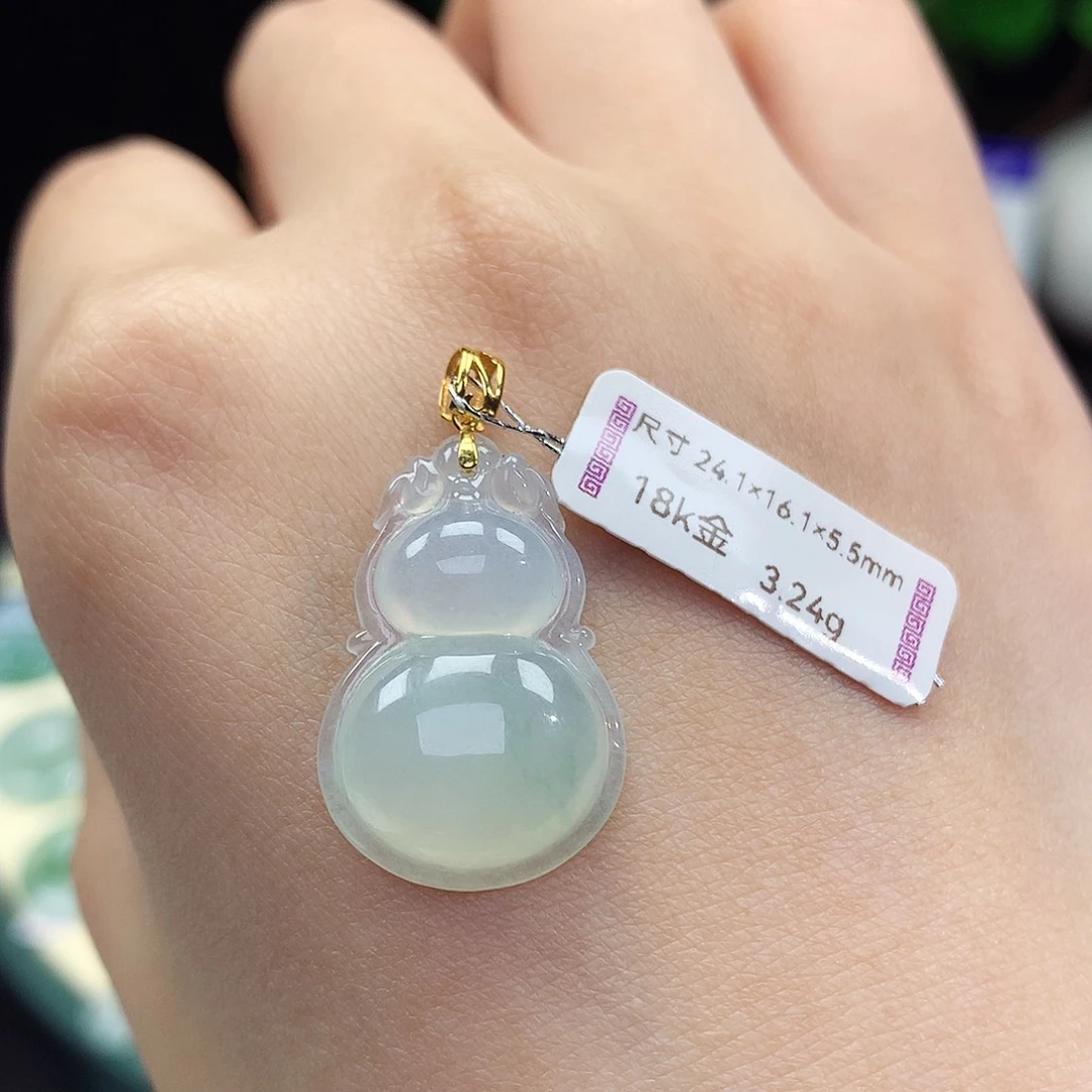 翡翠18K金镶嵌颈饰葫芦