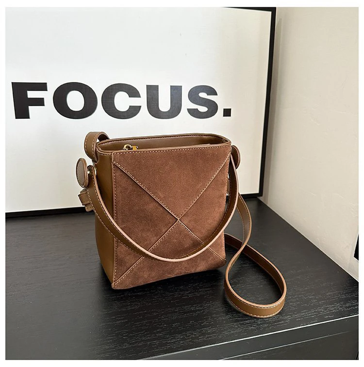 【璐璐礼物】斜挎秋冬磨砂斜挎包水桶包时尚高级感单肩通勤包