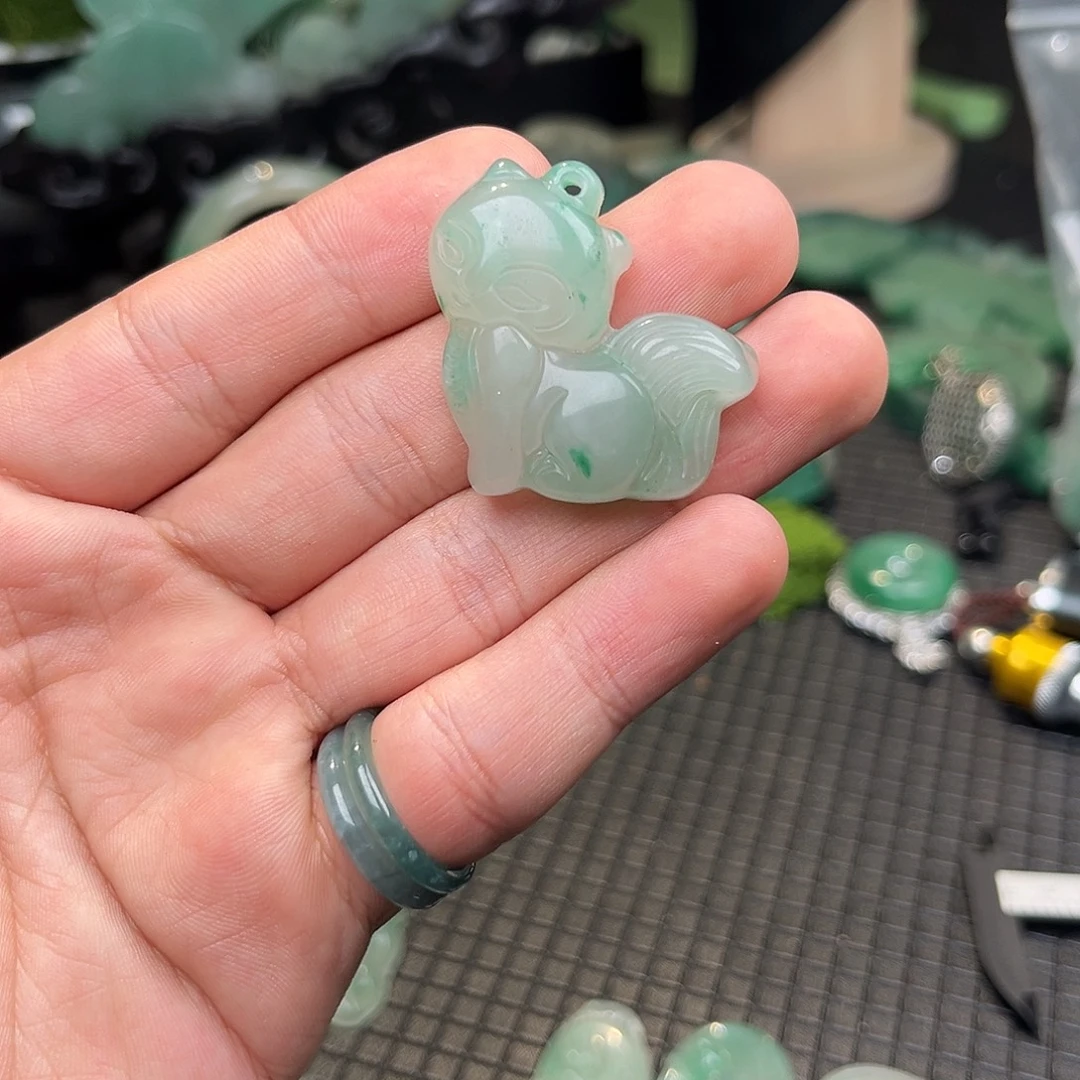 石英质玉（非洲翠）未镶嵌颈饰