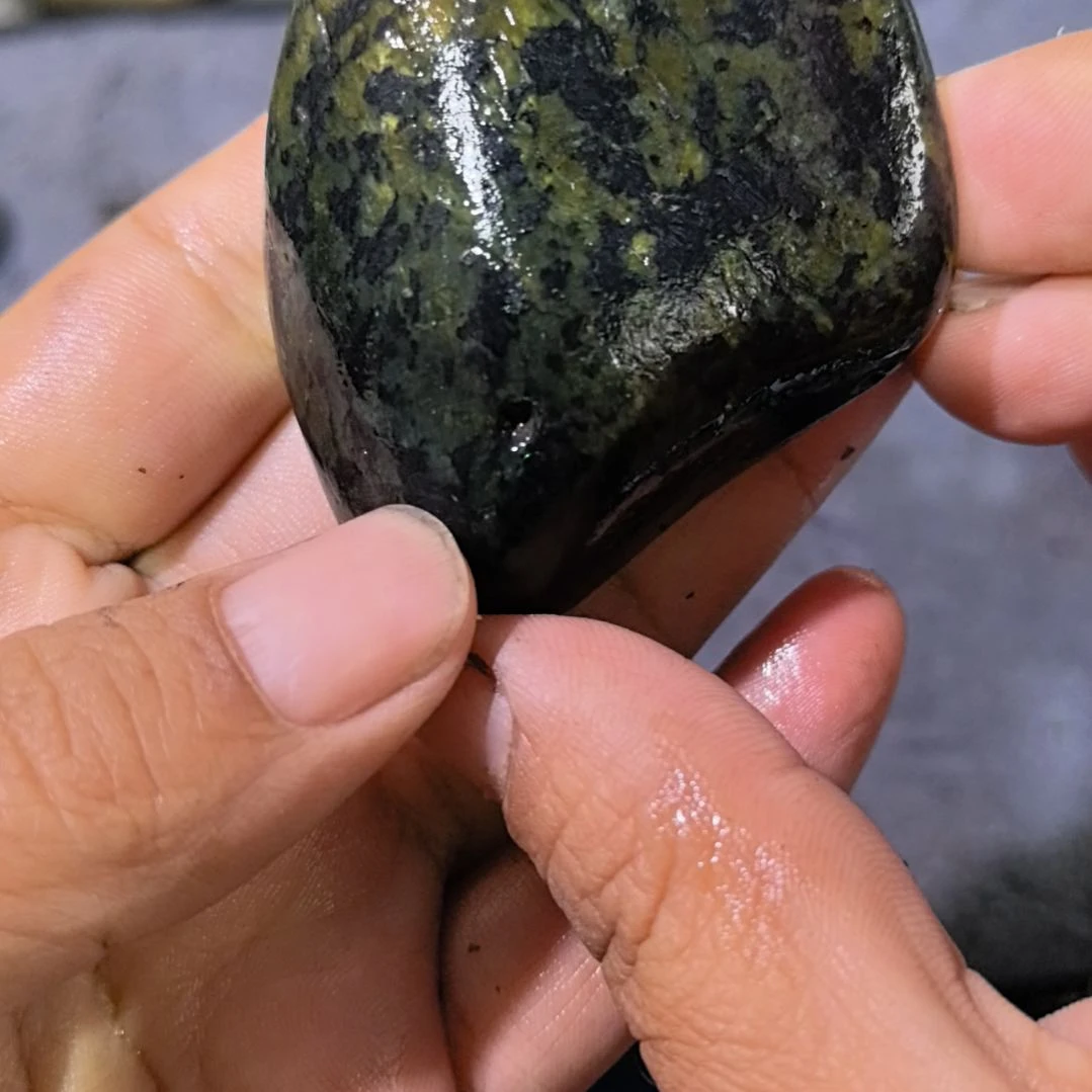 鸡***宝有机玻璃藏玉药王石原石手把件一个