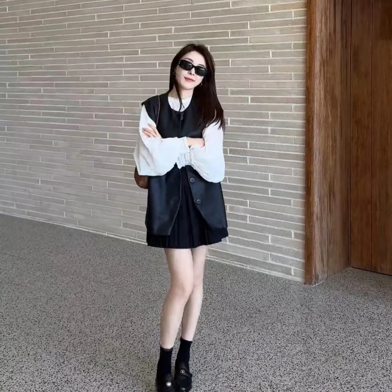 初春穿搭一整套2025新款韩系穿搭皮马甲白色蕾丝衬衫百褶裙三件套