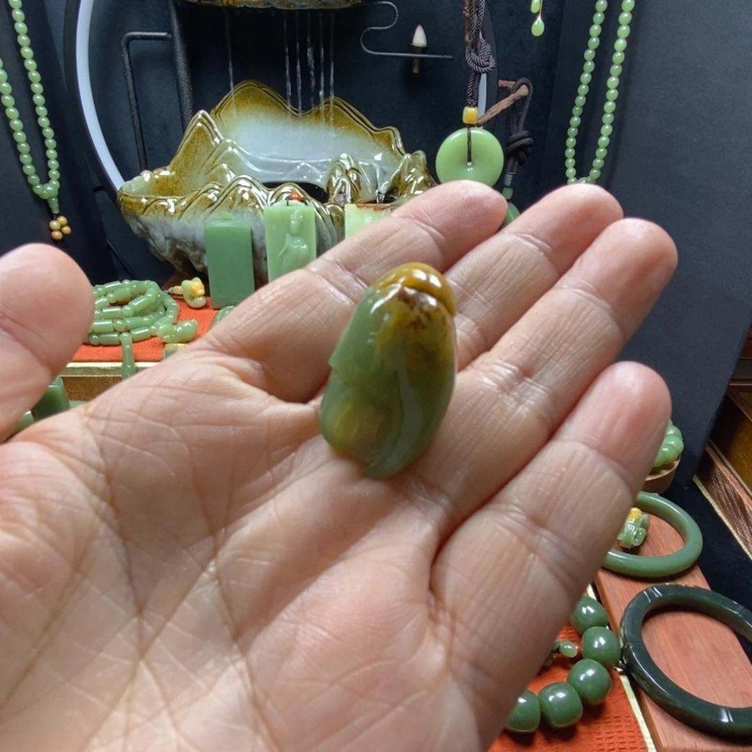 岫岩河磨玉（透闪石质玉）吊坠未镶嵌