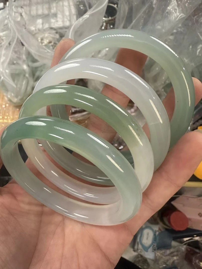 (云）玉髓手镯一个