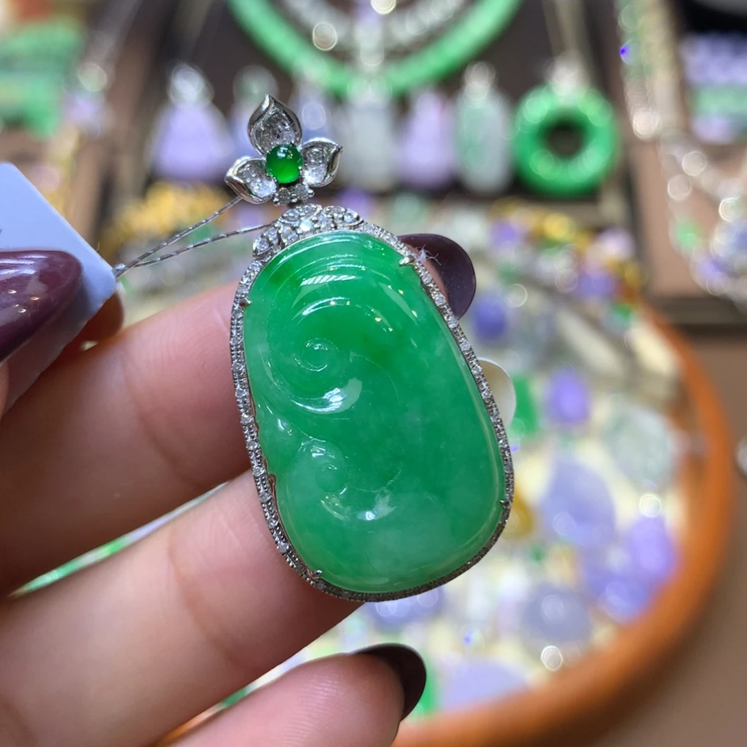 翡翠18K金镶嵌颈饰