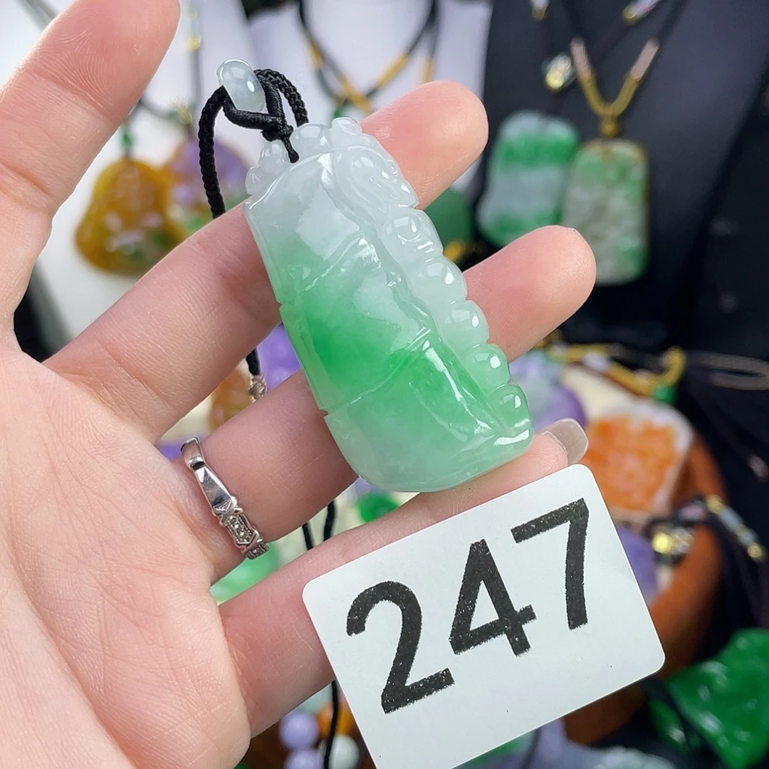 翡翠未镶嵌吊坠(赠链)