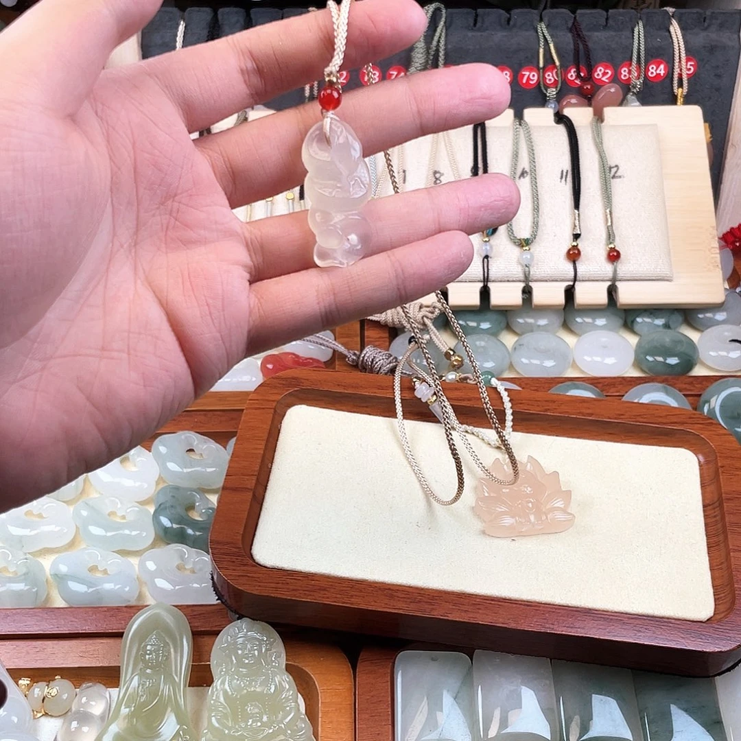 蛇纹石玉未镶嵌颈饰