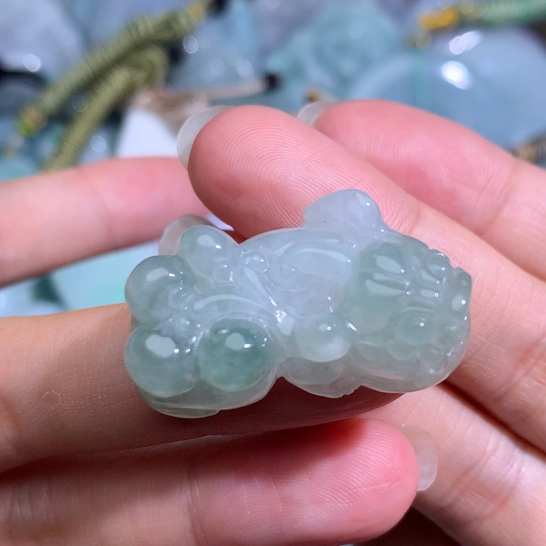 翡翠未镶嵌颈饰2563。