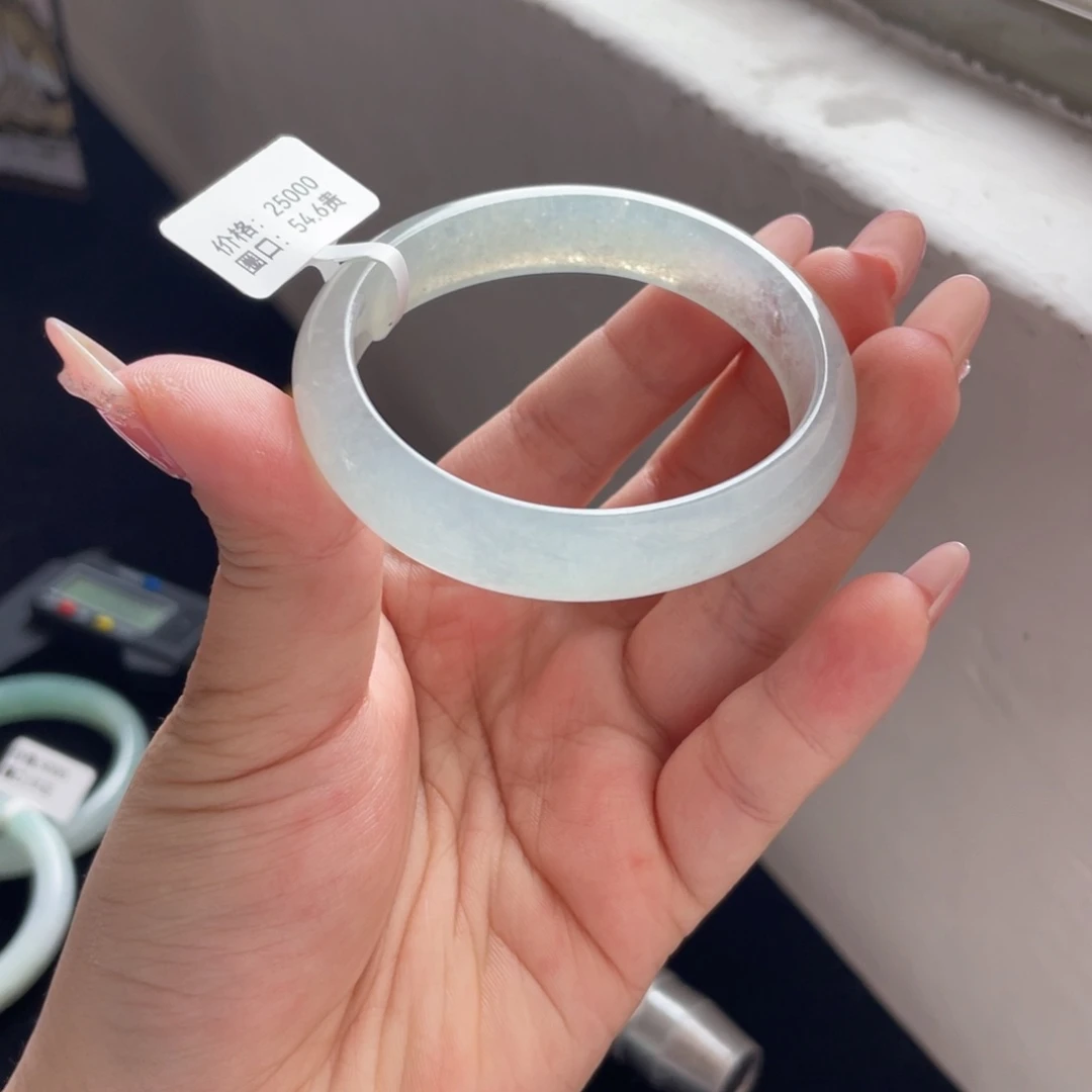翡翠手镯未镶嵌翡翠手镯