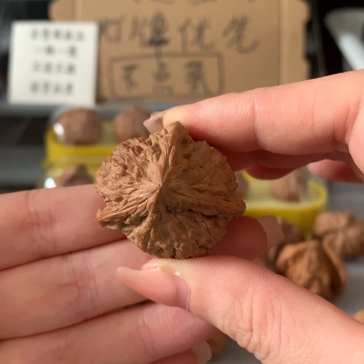 阳***烂吊坠文玩核桃异形单只，有瑕疵