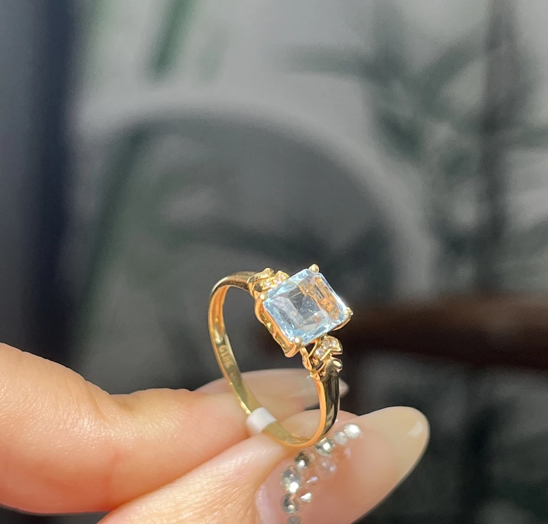 18K镶嵌海蓝宝石戒指