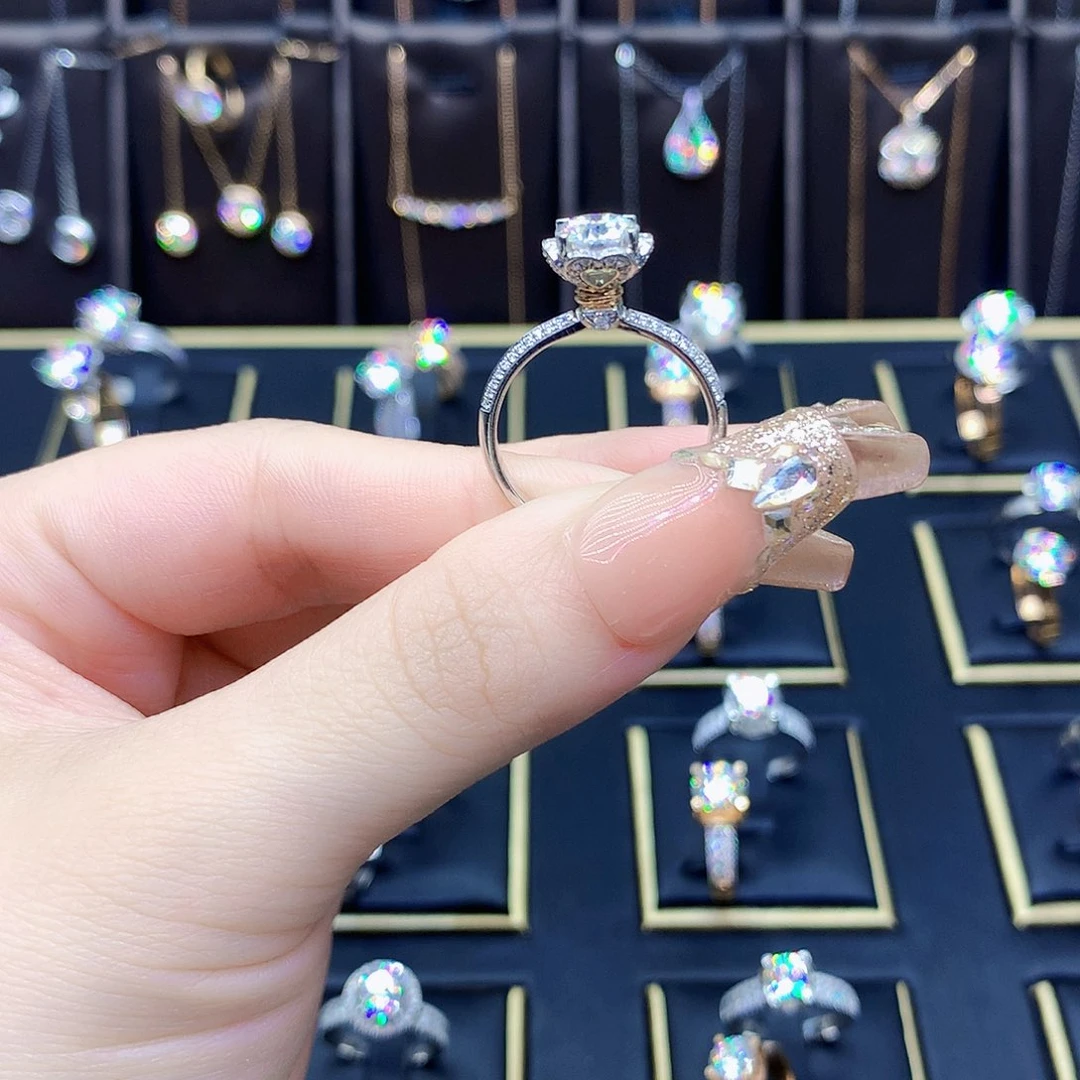 18K金镶嵌合成碳硅石（莫桑石）戒指/指环小*瑟