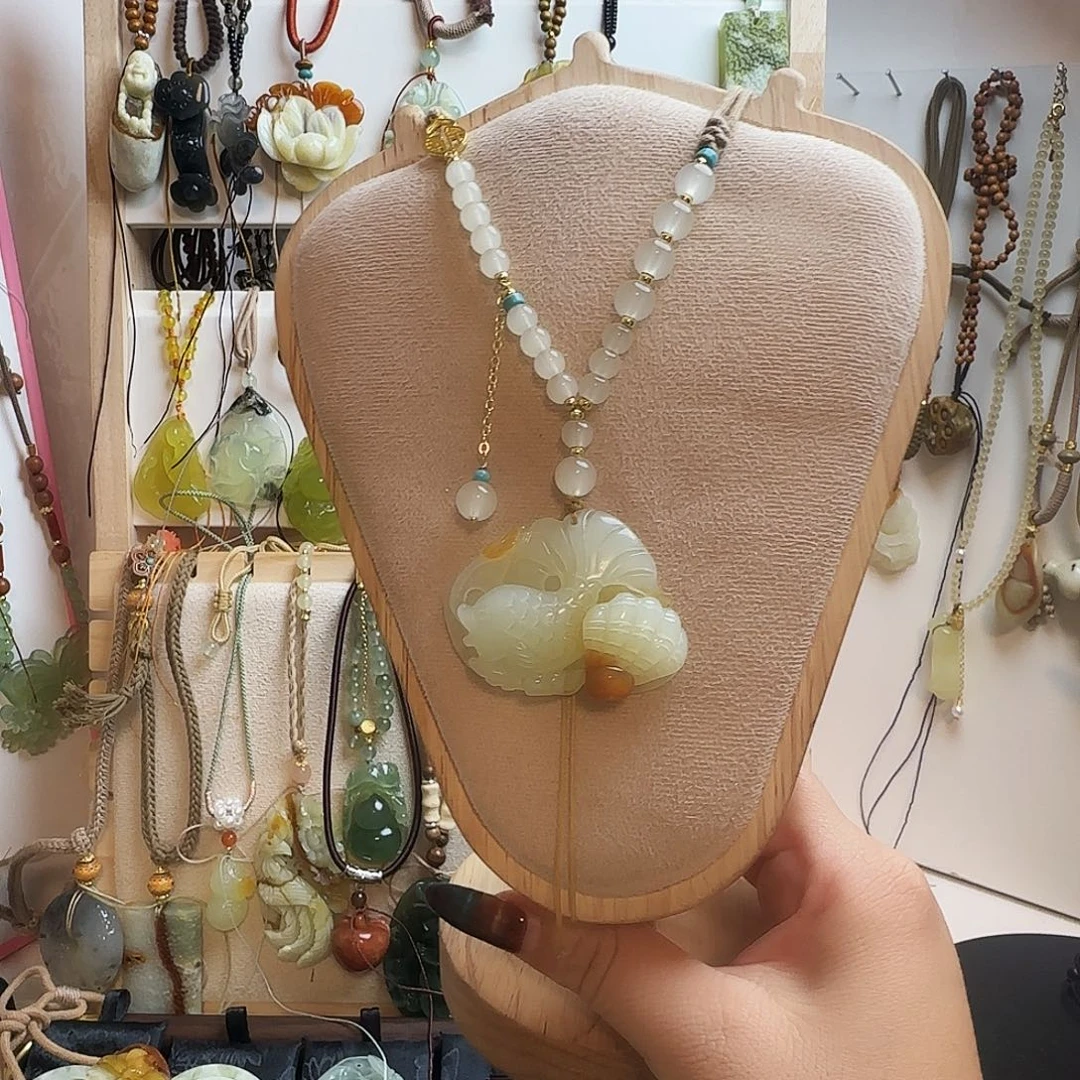 过***烟蛇纹石玉合金颈饰