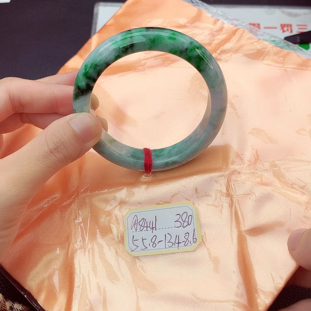 翡翠手镯未镶嵌翡翠