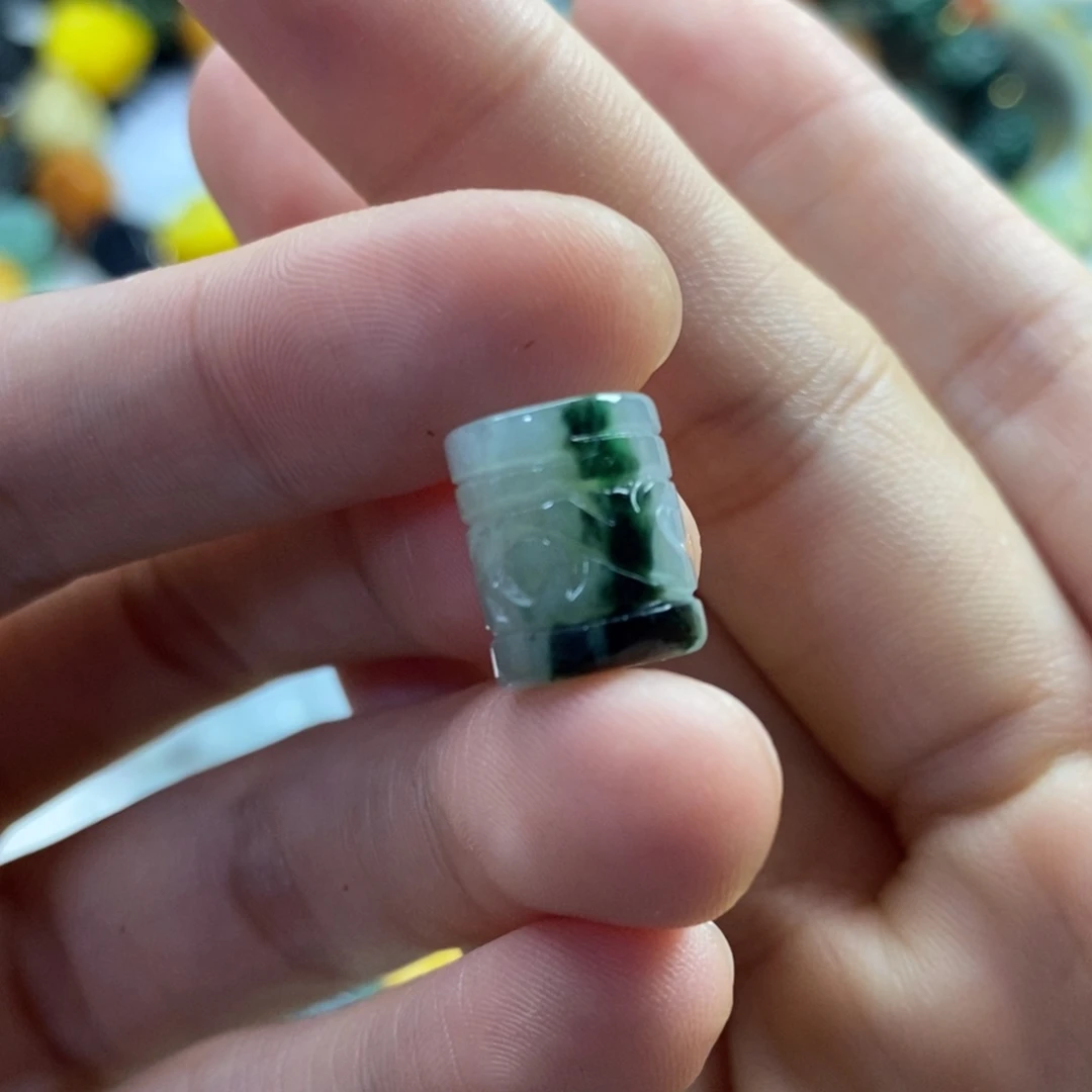 翡翠未镶嵌颈饰哥****?