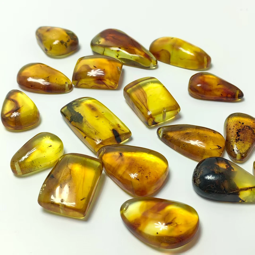 【岁龙甄选】虫珀吊坠（形状大小不一，拍一发一）