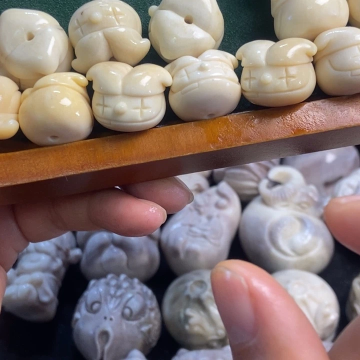 配饰鹿角雕刻一个出