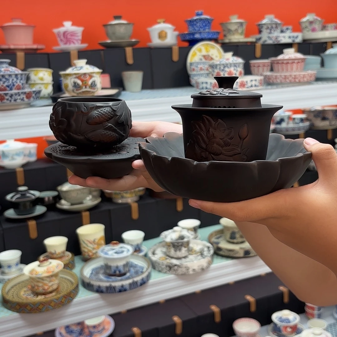 悬停车辆和车尾车盖碗