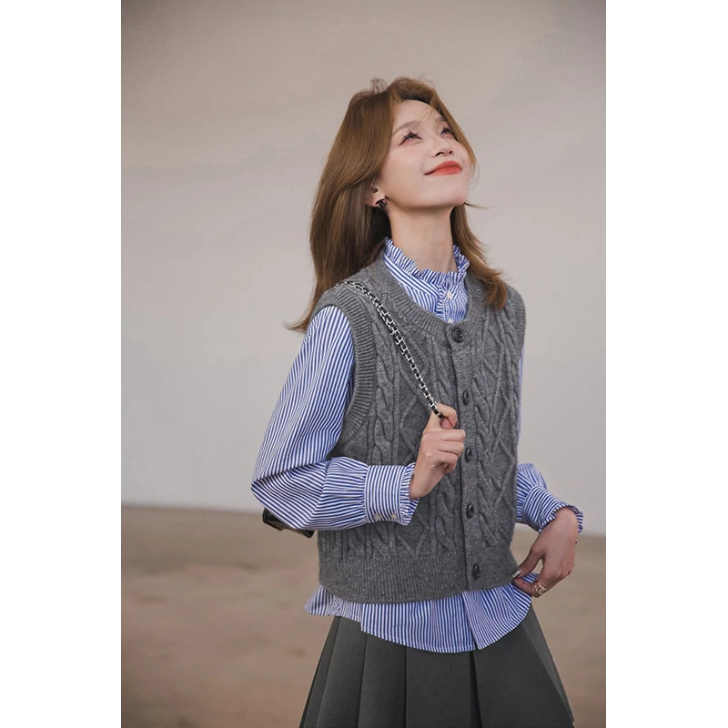 小谷粒ins博主叠穿马甲复古绞花女2025春新款灰色女款小个子上衣